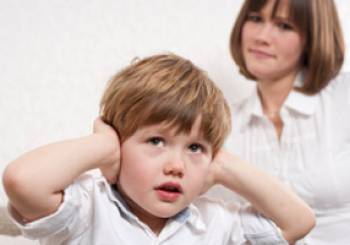 Πως μπορώ να μάθω το παιδί μου να ακούει; 