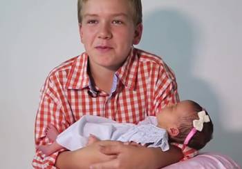 Έξι αγόρια μας συστήνουν τη μικρή τους αδερφή (βίντεο)