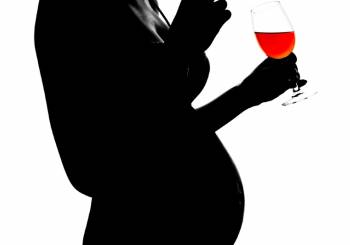 Η κατανάλωση αλκοόλ κατά τη διάρκεια της εγκυμοσύνης.