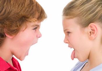 6 ευρηματικοί τρόποι για να σταματήσουν τα παιδιά σας να τσακώνονται μεταξύ τους