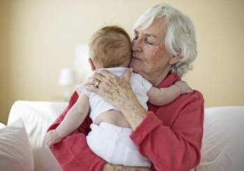 Εκπαιδεύοντας τη γιαγιά για να φροντίζει το μωράκι μας…